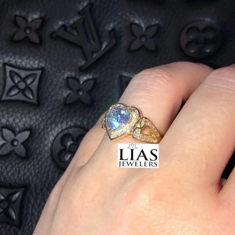 New 18k yellow gold engagement ring heart shape